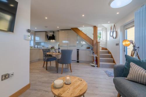 Hillview Hideaway with Hot Tub in Cheltenham, United Kingdom