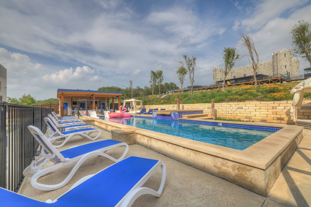The Bentley Hotel Sinatra Room Hill Country View - photo 12