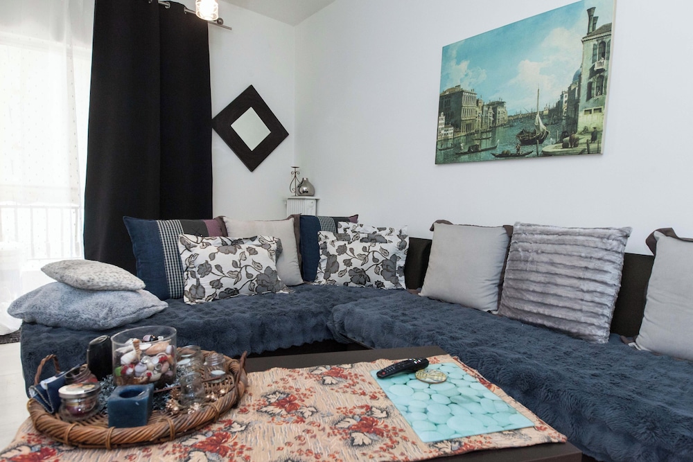 Urban Cosy 2 Bd Apt Near Metro w Balcony — 4-Star Luxury Hotel in Athens, Greece