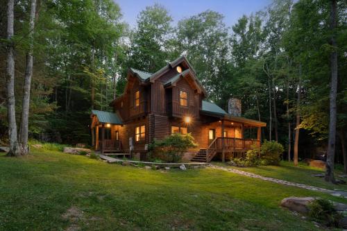 Jamesons Cabin 8 Minutes to Wisp HotTub FirePit Pets EV Chgr — 4-Star Luxury Hotel in Oakland, United States