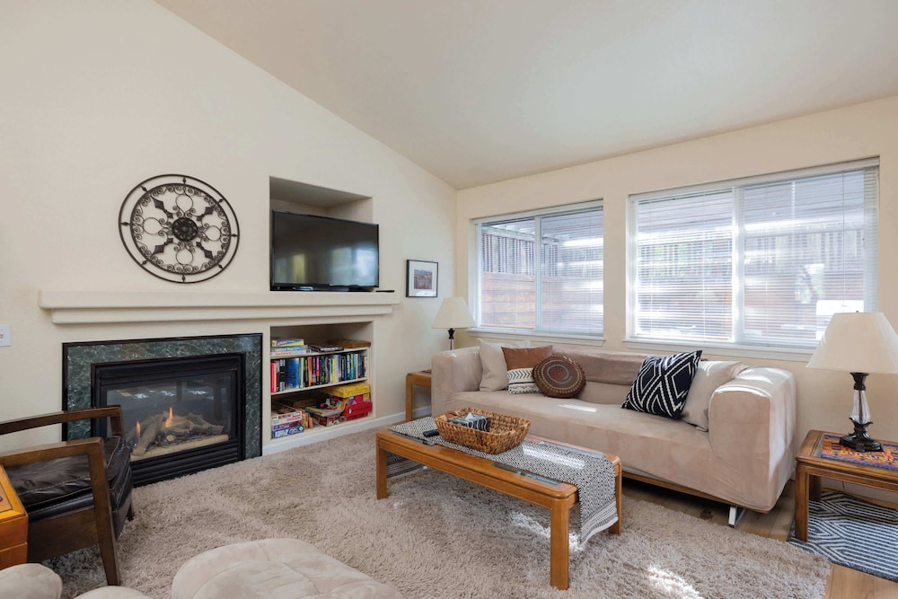 Rock Bluff Retreat Home for 6 — 4-Star Luxury Hotel in Bend, United States