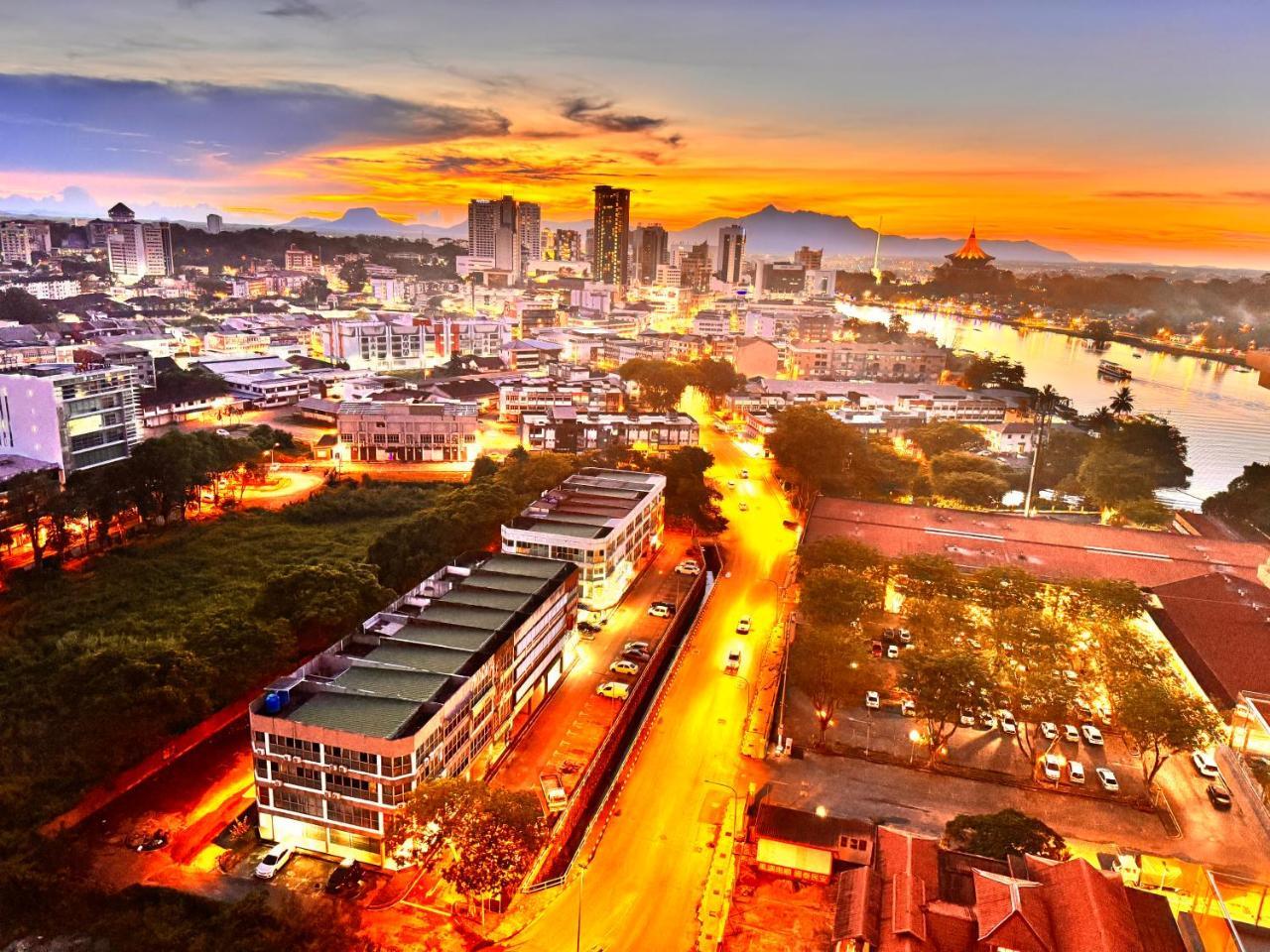 Riverine High Floor Luxury Stay 4 pax Waterfront View from Balcony — 4-Star Luxury Hotel in Kuching, Malaysia