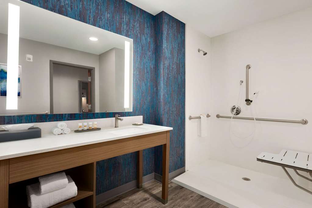 La Quinta Inn & Suites by Wyndham Brunswick Golden Isles - photo 16
