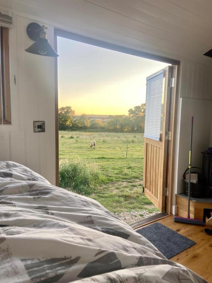 Under the Stars Shepherds Huts at Harbors Lake — Newchurch — photo 4