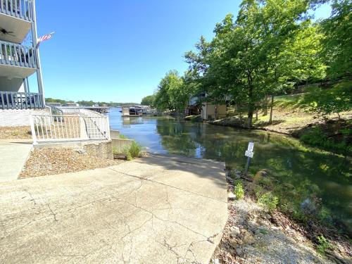 F Lakefront Remodeled Sleeps 4 Boat Slip Patio WiFi Cable Pool — 4-Star Luxury Hotel in Osage Beach, United States