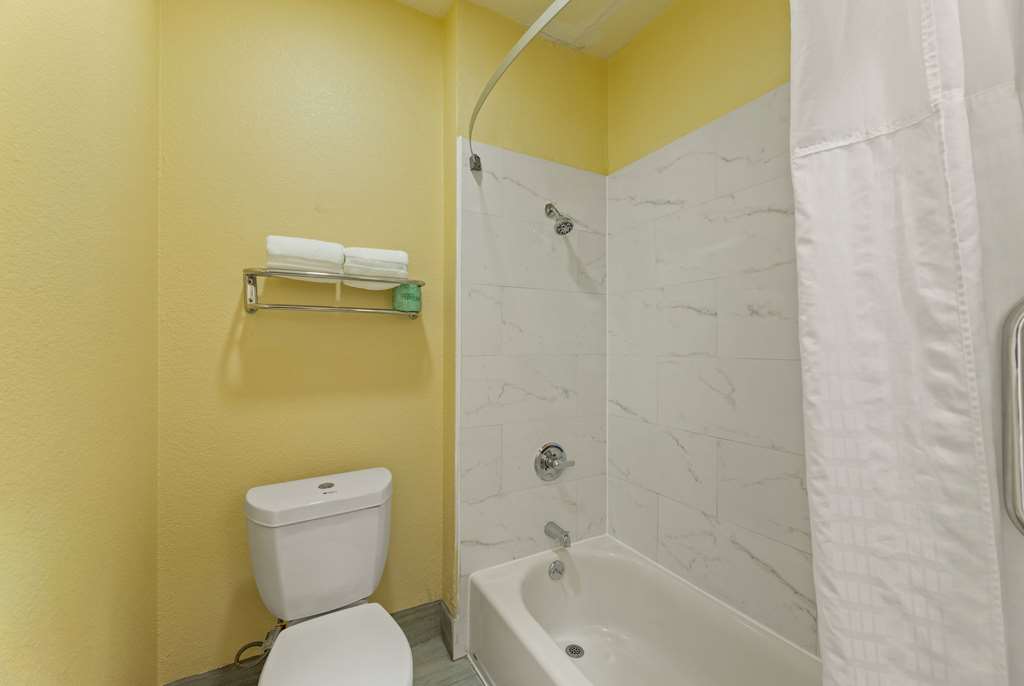 Days Inn & Suites by Wyndham Euless DFW Airport South - photo 49