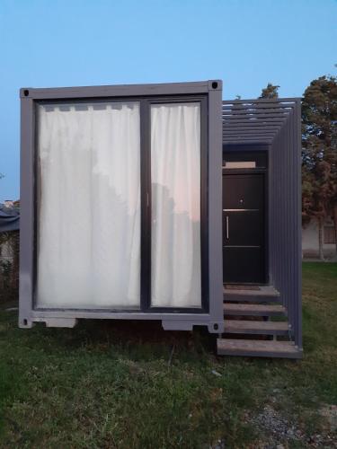 Cubil Gris Casa conteiner 1 dormitorio — 4-Star Luxury Hotel in General Roca, Argentina
