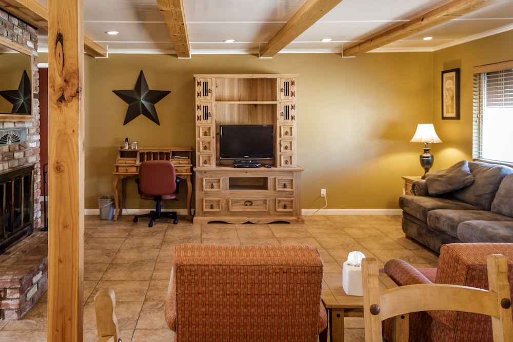 Charm Motel & Suites - photo 11
