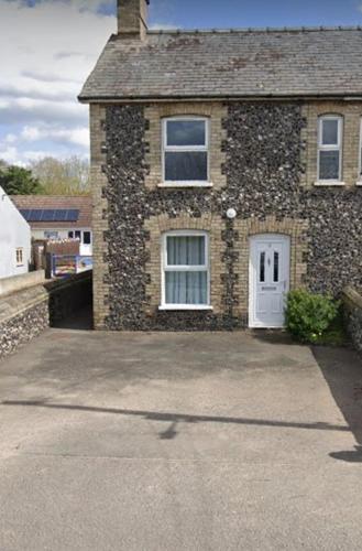 Charming 3 bedroom flint cottage — 4-Star Luxury Hotel in Lakenheath, United Kingdom