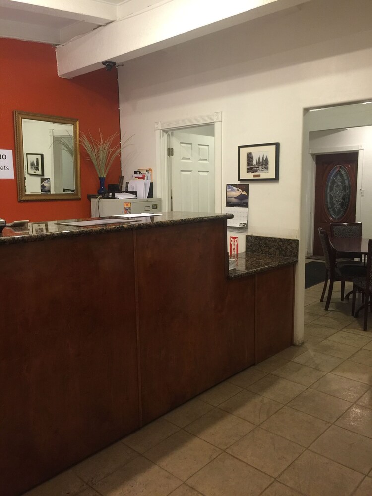 Econo Lodge - photo 7