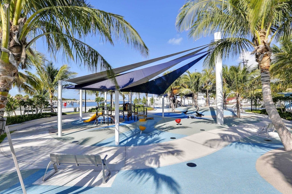 Bahamian Reed by Avantstay Walk to Everything w Community Pool Month Long Stays Only - photo 28