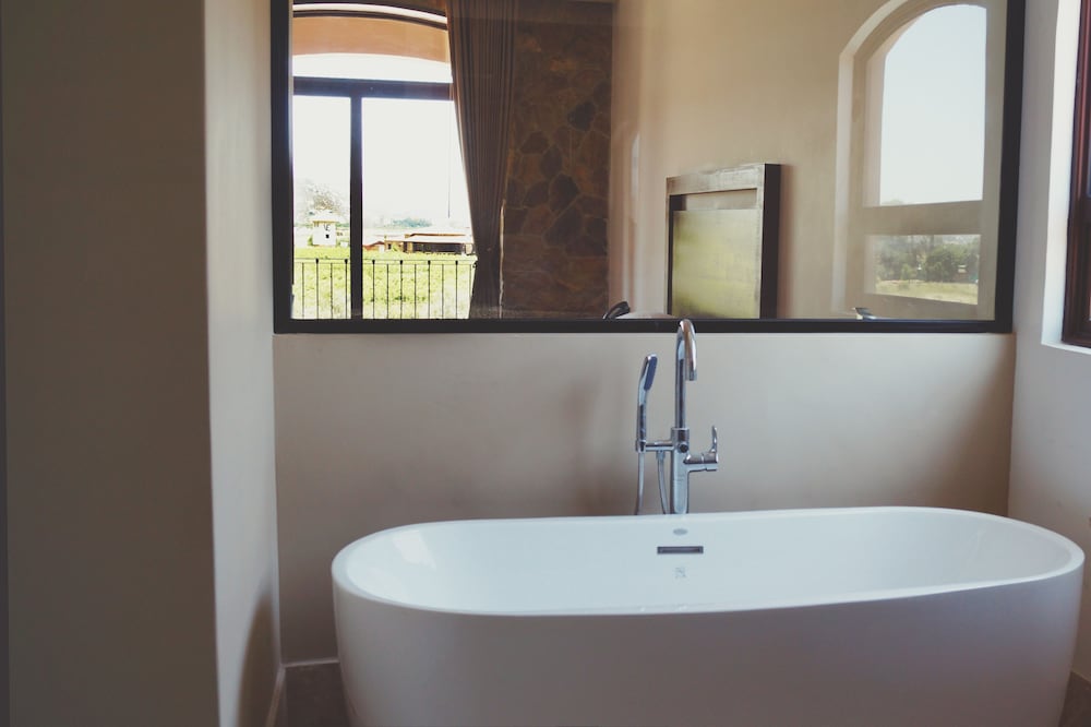 Deep soaking bathtub