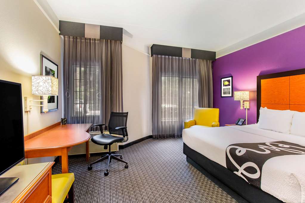 La Quinta Inn & Suites by Wyndham Raleigh Durham Intl AP - photo 12