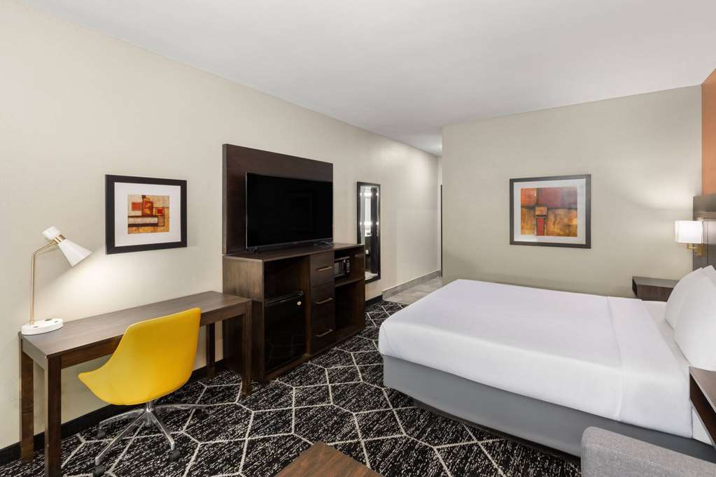 La Quinta Inn & Suites by Wyndham Olathe - photo 11