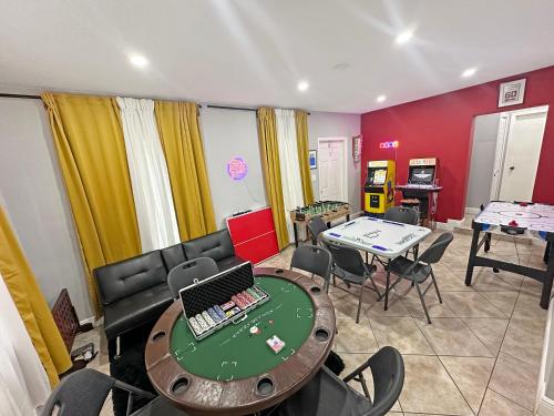 Escape GameRoom BAR BBQ Spacious KING Bed All Luxury mattresses Near Beach 6 blocks away from Bars Nite Clubs Res Shops in Miami, United States