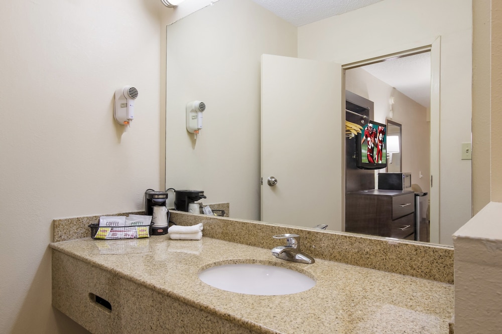 Red Roof Inn Shelbyville - photo 21