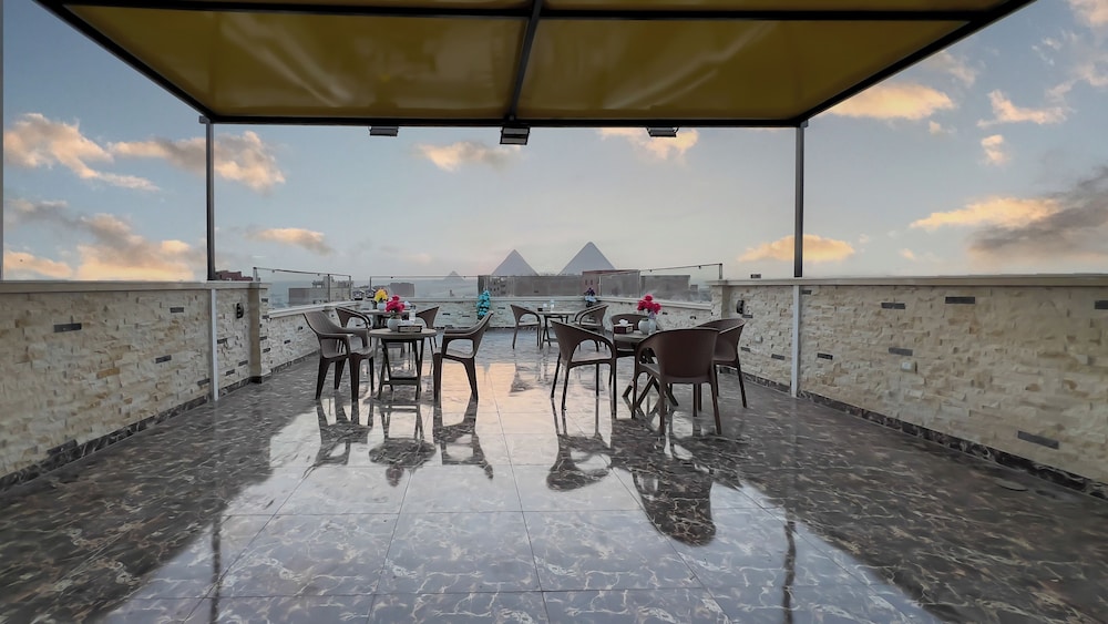 Luxury jacuzzi & pyramids view - last minute hotel in Giza