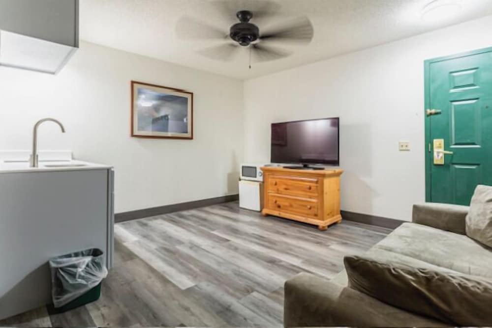 Lancaster Inn and Suites - photo 16