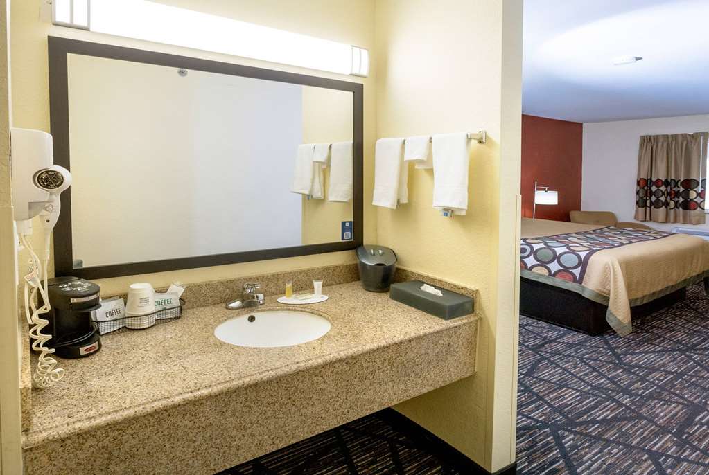 Super 8 by Wyndham Big Rapids - photo 33