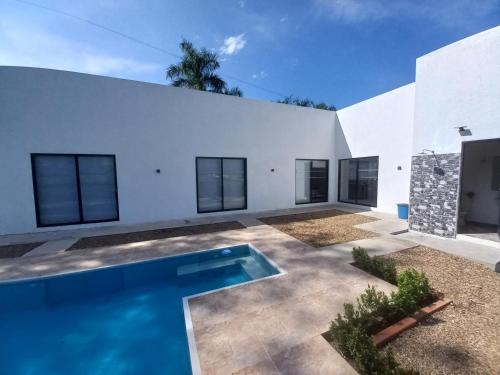 Piscina privada y mucha tranquilidad. in Carmen De Apicala, Colombia