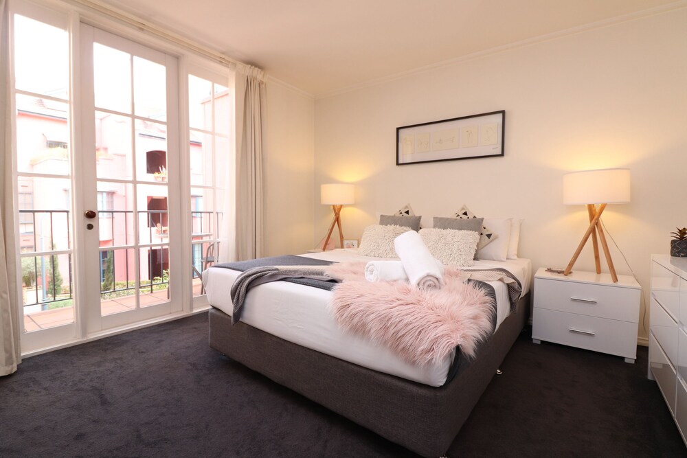 Paris End of St Kilda Apartment — 4-Star Luxury Hotel in Melbourne, Australia