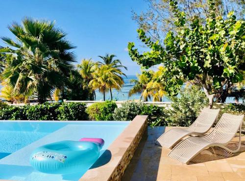 Villa AVALON paradis les pieds dans le sable accès direct à la plage — 4-Star Luxury Hotel in Saint-Francois, Guadeloupe