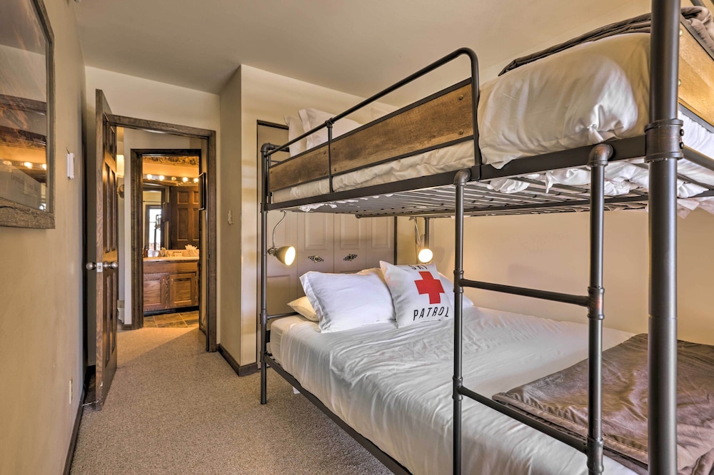 Cozy Condo w View Walk to Steamboat Ski Resort in Steamboat Springs, United States