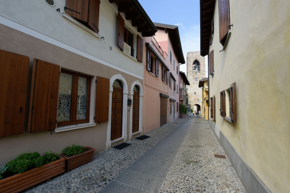 Residenza Elena — 4-Star Luxury Hotel in Moniga Del Garda, Italy