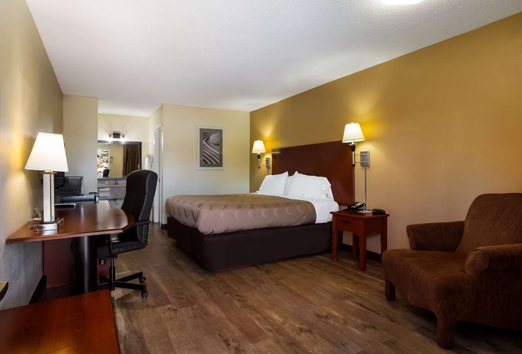 Econo Lodge Brownsville - photo 11