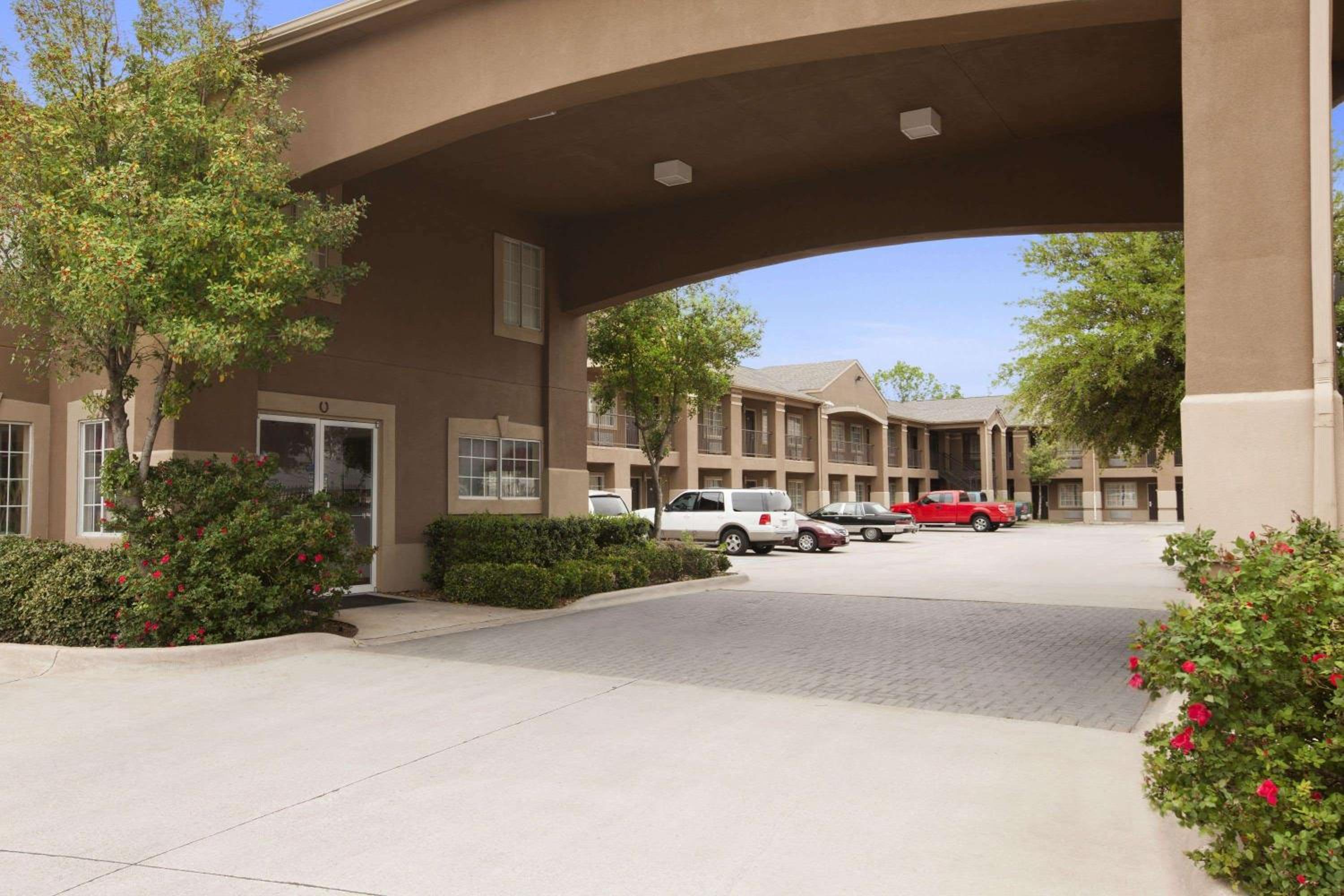 Howard Johnson by Wyndham Grand Prairie Near Lone Star Park - photo 8