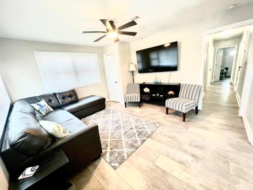 4 2 Home Close to Beach Centrally located — 4-Star Luxury Hotel in Gulfport, United States