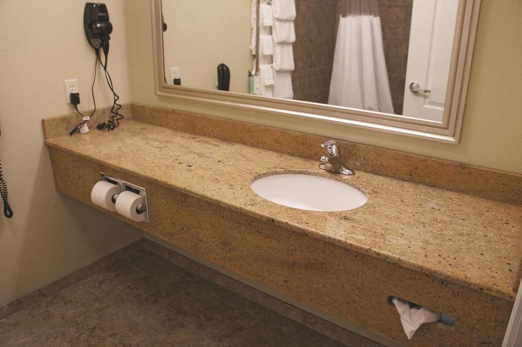 La Quinta Inn & Suites by Wyndham Bismarck - photo 16