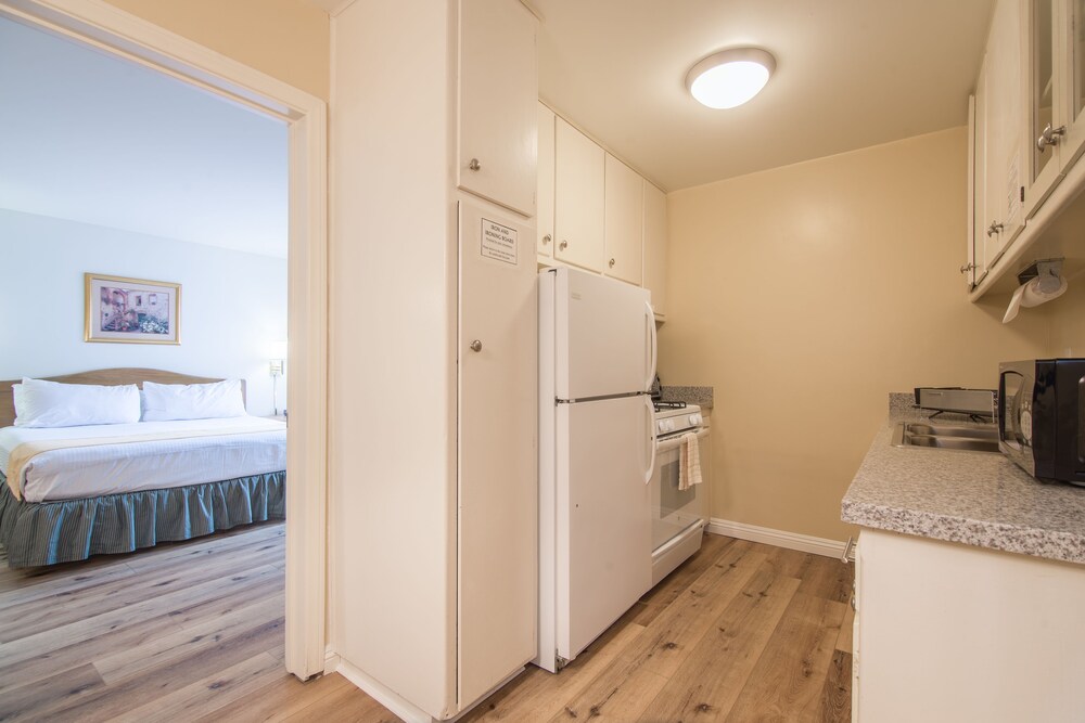 Hollywood Orchid Suites - photo 13