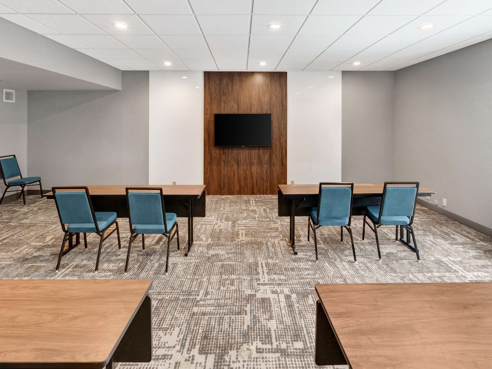 Hampton Inn Pittsburgh Monroeville - photo 21