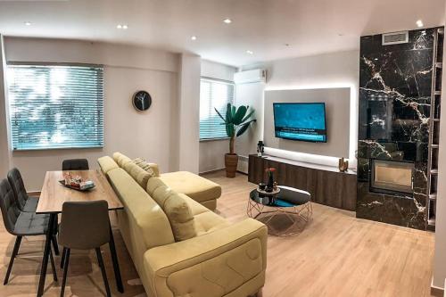 Iris Apartment I Livadeia — 4-Star Luxury Hotel in Livadeia, Greece