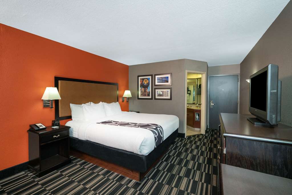 La Quinta Inn & Suites by Wyndham Memphis Airport Graceland - photo 25
