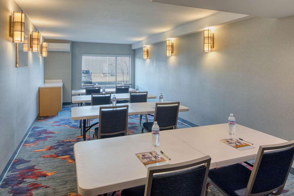 La Quinta Inn & Suites by Wyndham Perry - photo 16