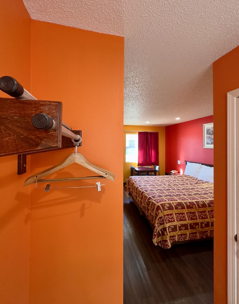Razorback Inn - photo 6