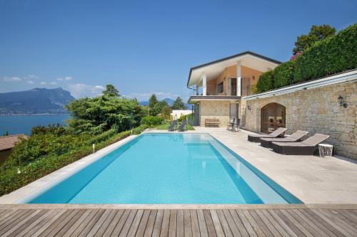 Villa Sybille With Pool And Lake View — 4-Star Luxury Hotel in Torri Del Benaco, Italy