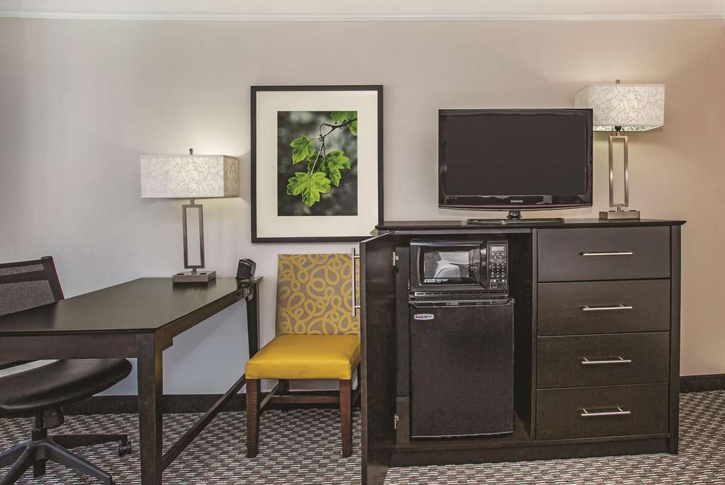La Quinta Inn & Suites by Wyndham Las Vegas Summerlin Tech - photo 12