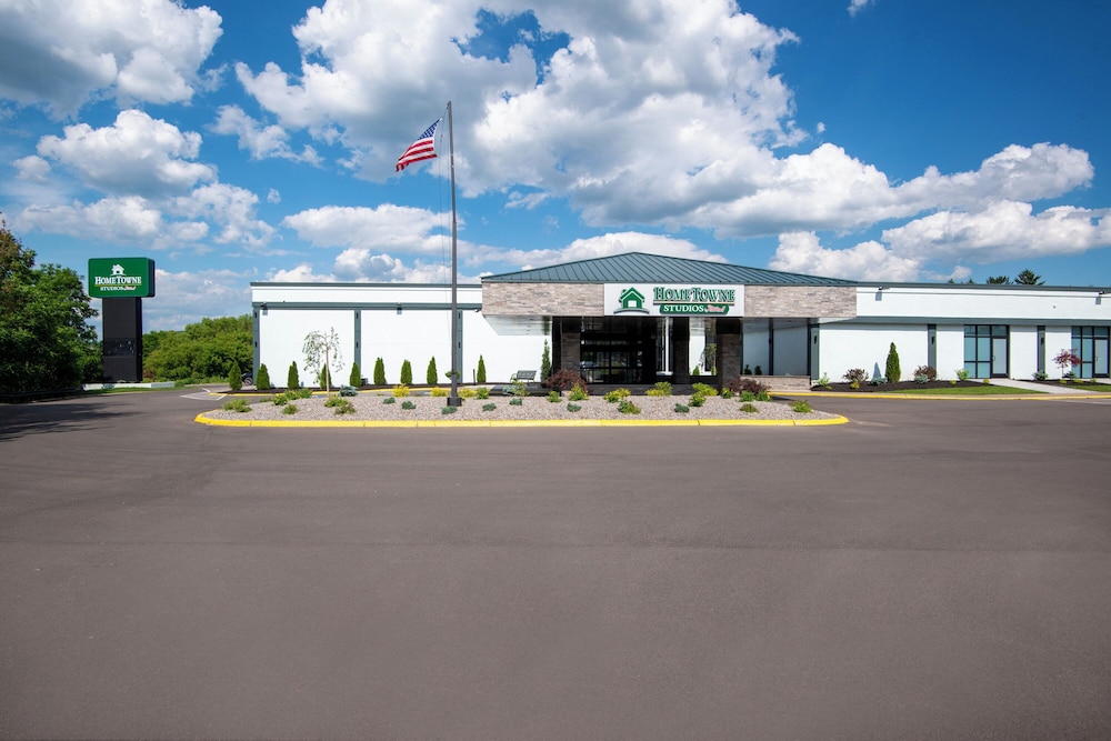 HomeTowne Studios by Red Roof & Conference Center Cortland - photo 41