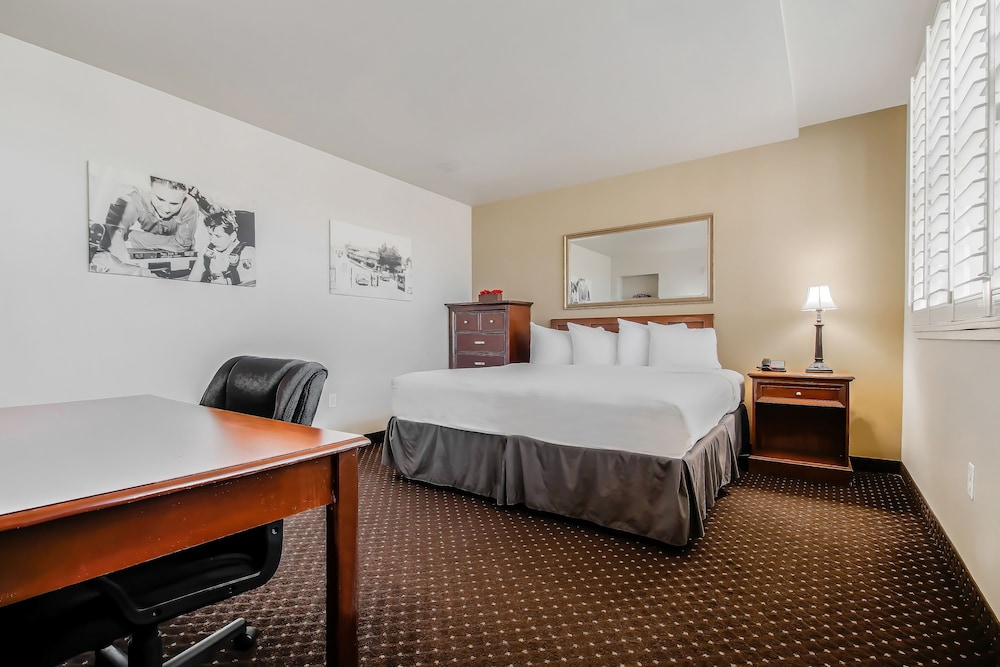 Lions Gate Hotel - photo 8