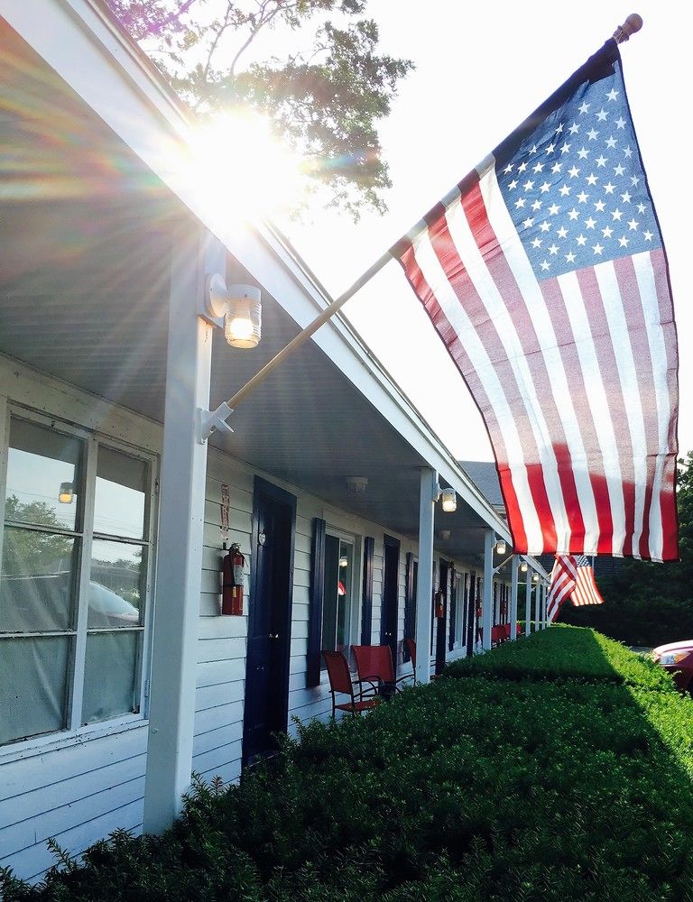 The Hyannis Star Motor Inn - photo 17