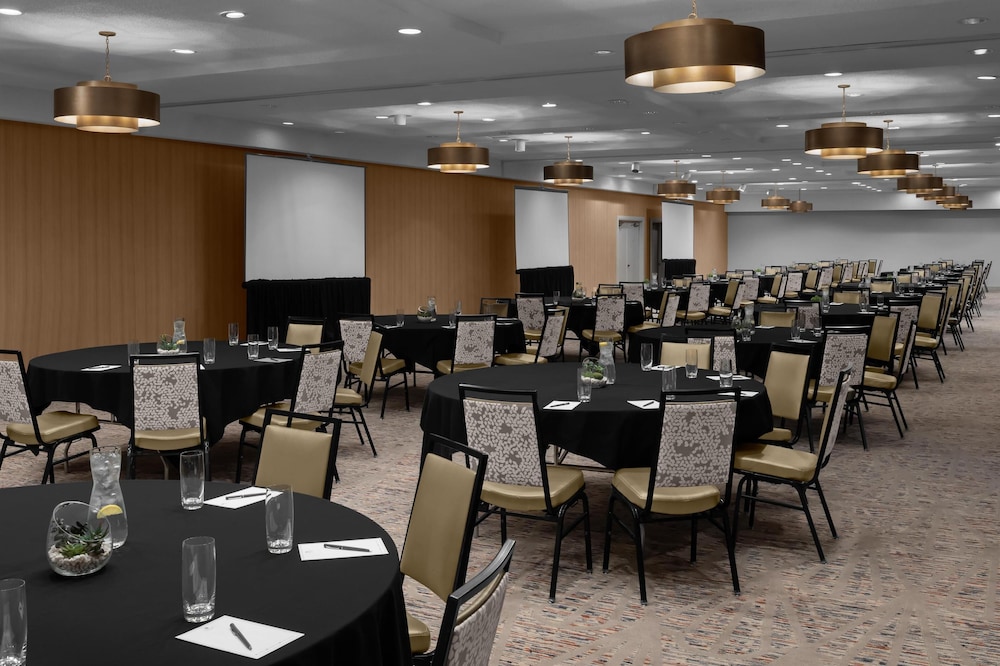 Embassy Suites by Hilton Phoenix Biltmore - photo 40
