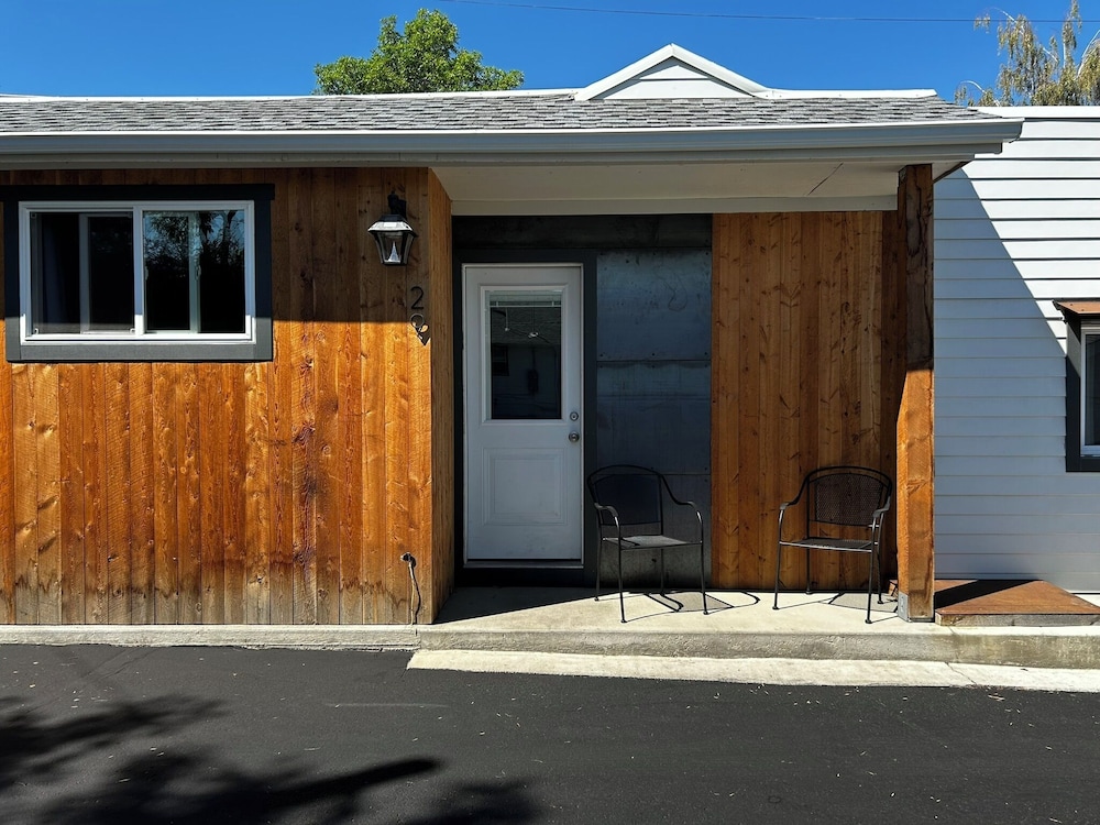 Lamplighter Cabins & Suites - photo 65