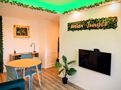 Urban Jungle 42 — Saint Etienne