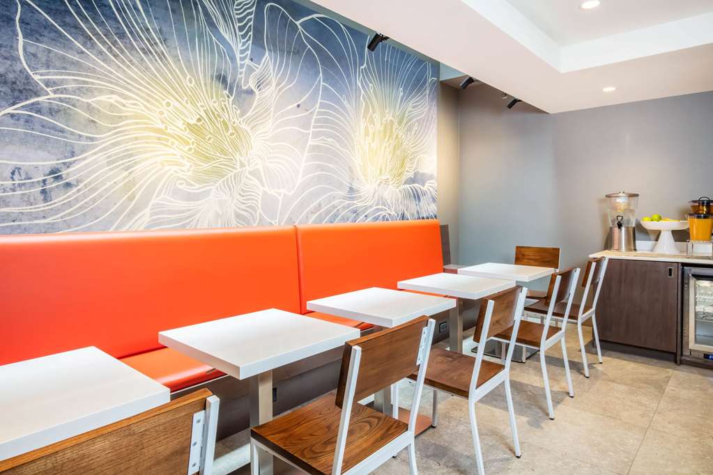 La Quinta Inn & Suites by Wyndham Times Square South - photo 35