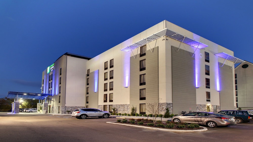 Holiday Inn Express & Suites Jackson Downtown Coliseum by IHG — hotel in Jackson