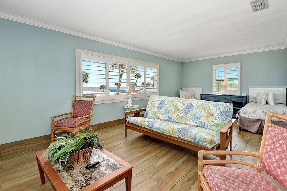 Shoreline Suites & Cabana Cottages - photo 82