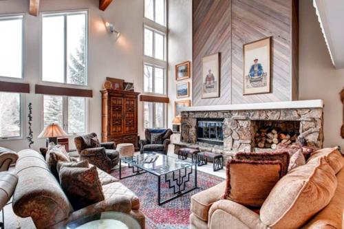 Bachelor Gulch Road 57 by East West Hospitality in Beavercreek, United States